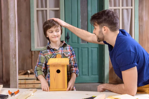 Vater und Sohn bauen Vogelhäuschen — Stockfoto