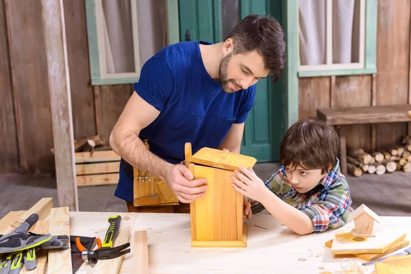 Padre e hijo haciendo pajarera - foto de stock