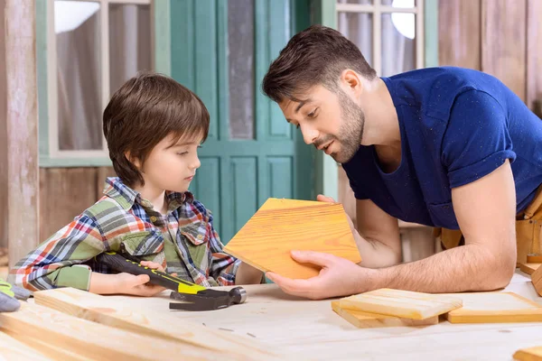 Père et fils dans l'atelier — Photo de stock