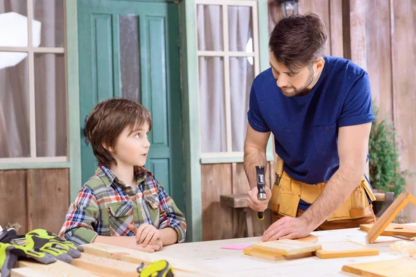 Padre e hijo en taller - foto de stock