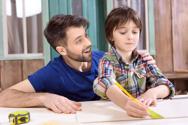 Pai e filho em oficina — Fotografia de Stock