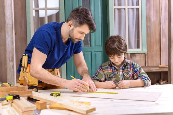 Père et fils dans l'atelier — Photo de stock