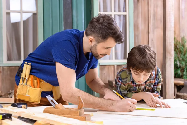 Père et fils dans l'atelier — Photo de stock