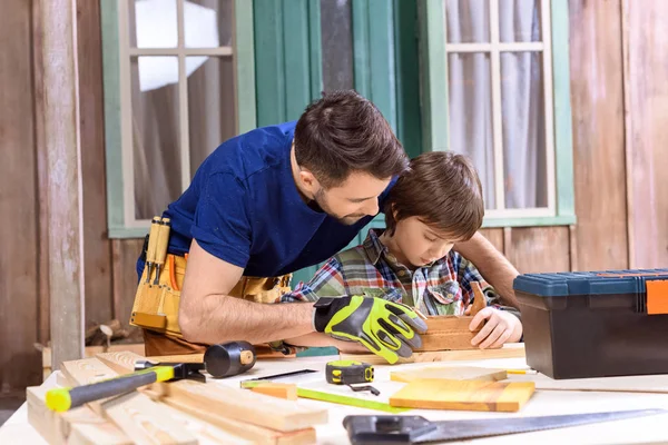 Padre e hijo en taller - foto de stock