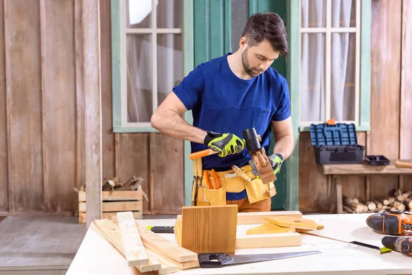 Menuisier travaillant avec de la planche en bois — Photo de stock