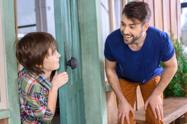 Pai e filho brincando de esconde e procura — Fotografia de Stock