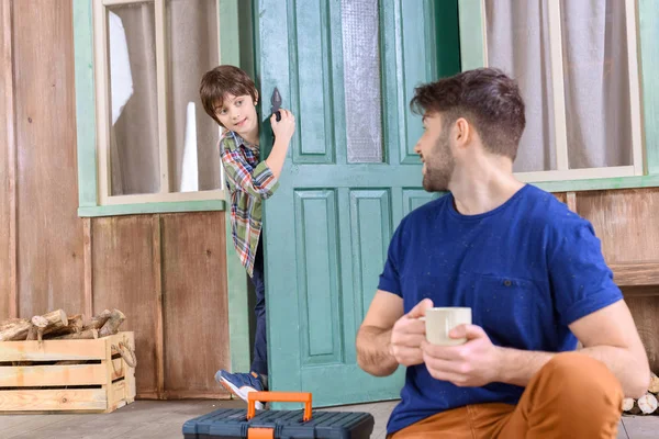 Hombre sosteniendo taza de té - foto de stock