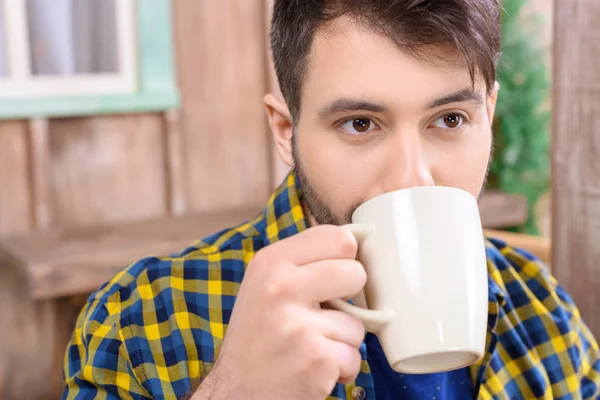 Mann hält Cu von Tee — Stockfoto