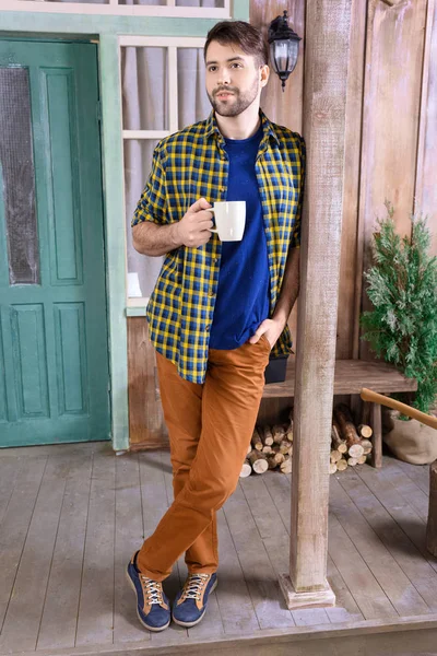 Man holding cup of tea — Stock Photo