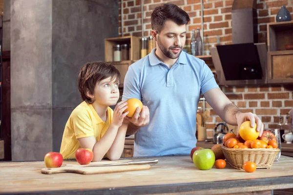 Padre e hijo con frutos — Stock Photo