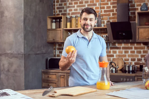 Uomo spremitura succo — Foto stock