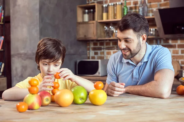 Pai e filho com frutos — Fotografia de Stock