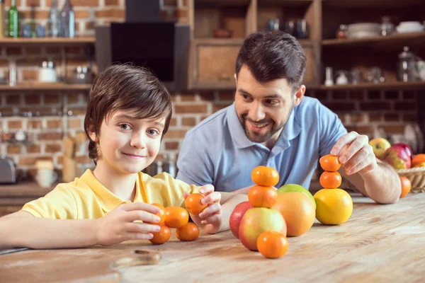 Pai e filho com frutos — Fotografia de Stock