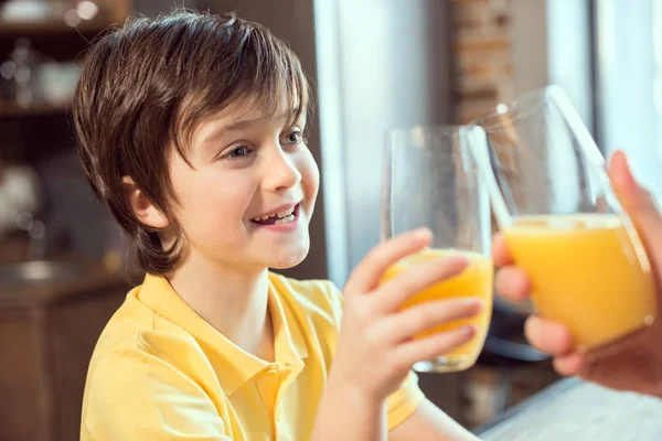 Padre e hijo bebiendo jugo - foto de stock