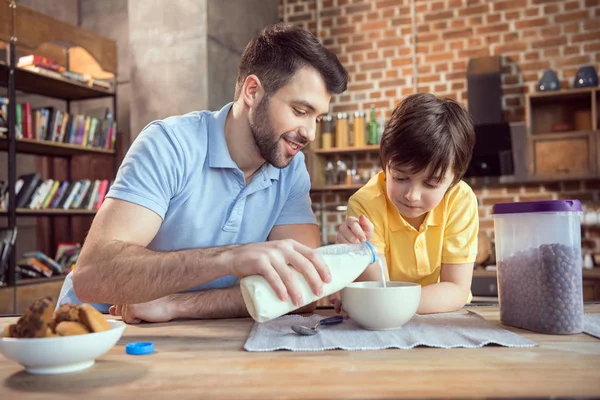 Pai e filho tomando café da manhã — Fotografia de Stock