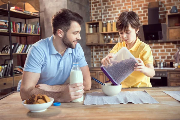 Padre e hijo desayunando - foto de stock