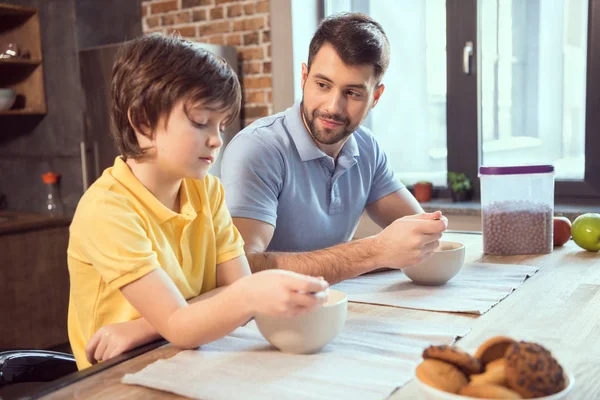 Père et fils prennent le petit déjeuner — Photo de stock