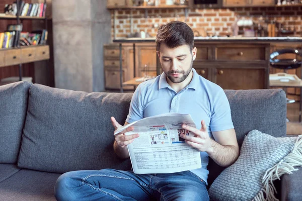 Hombre leyendo periódico - foto de stock