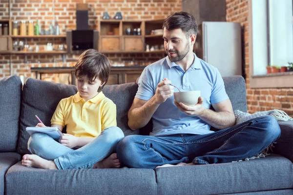 Homem tomando café da manhã — Fotografia de Stock