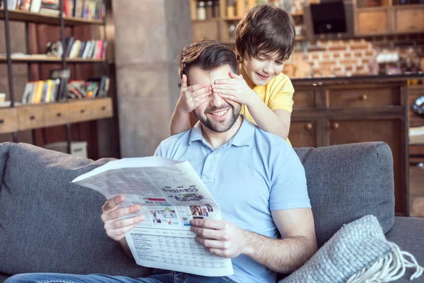 Hombre leyendo periódico - foto de stock