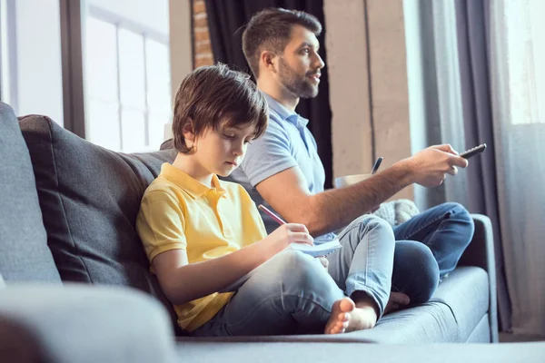 Hombre viendo película - foto de stock