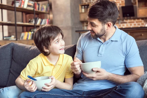 Família tomando café da manhã — Fotografia de Stock