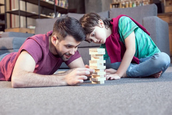Father and son playing jenga — Stock Photo