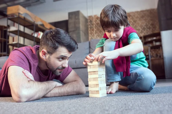 Père et fils jouant au jenga — Photo de stock