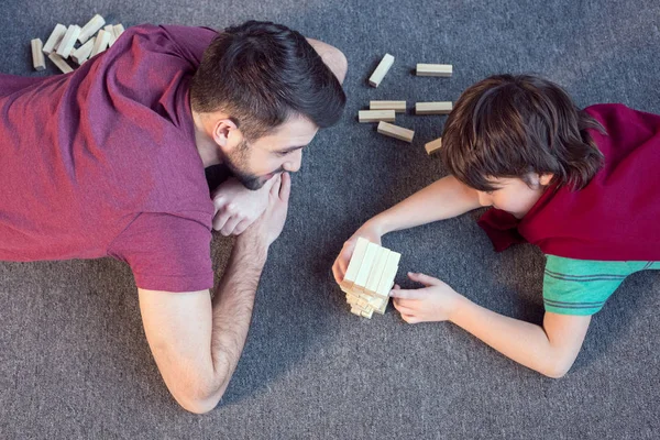 Father and son playing jenga — Stock Photo