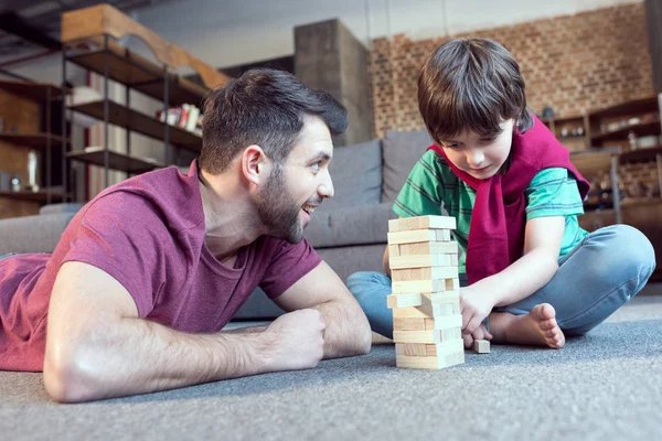 Padre e hijo jugando jenga - foto de stock