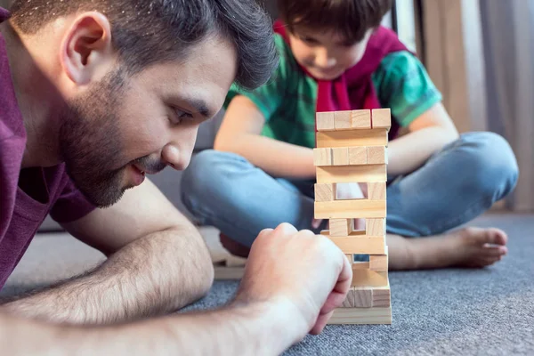 Padre e figlio giocare jenga — Foto stock