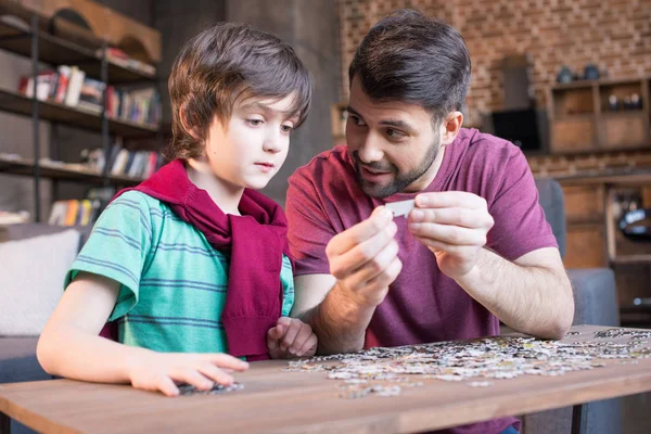 Père et fils palyser avec des puzzles — Photo de stock