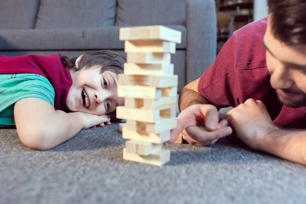 Padre e figlio giocare jenga — Foto stock