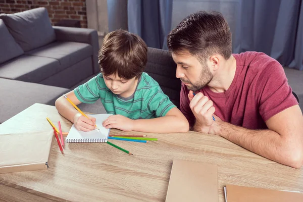 Pai ajudando filho fazendo lição de casa — Fotografia de Stock