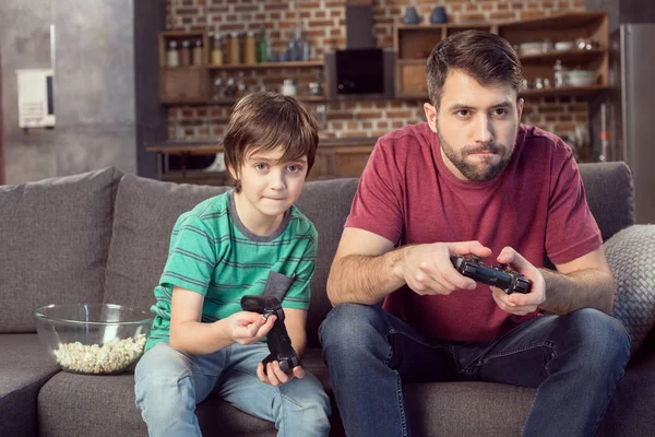 Батько і син грають у відеогру — стокове фото