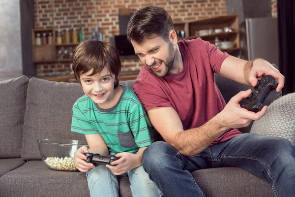 Padre e hijo jugando videojuego - foto de stock
