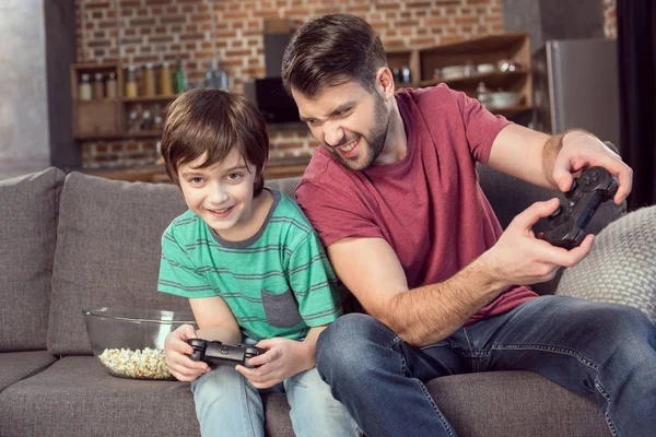 Vater und Sohn spielen Videospiel — Stockfoto