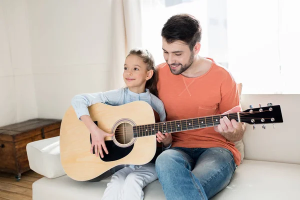 Padre e hija tocando la guitarra - foto de stock