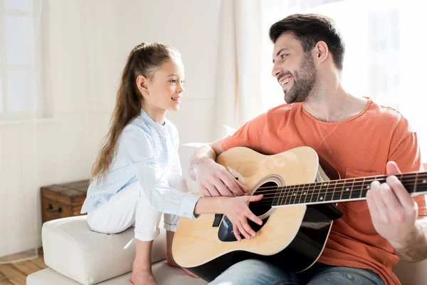 Pai e filha tocando guitarra — Fotografia de Stock