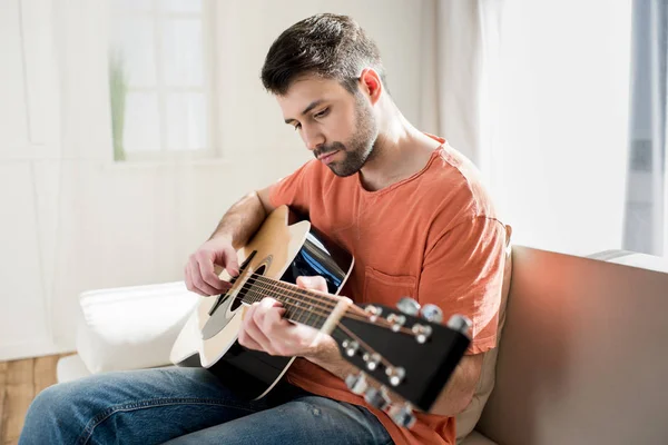 Hombre tocando la guitarra — Stock Photo