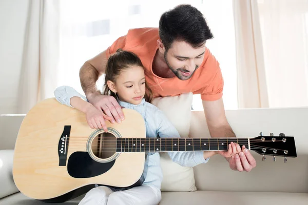 Батько і дочка грають на гітарі — стокове фото