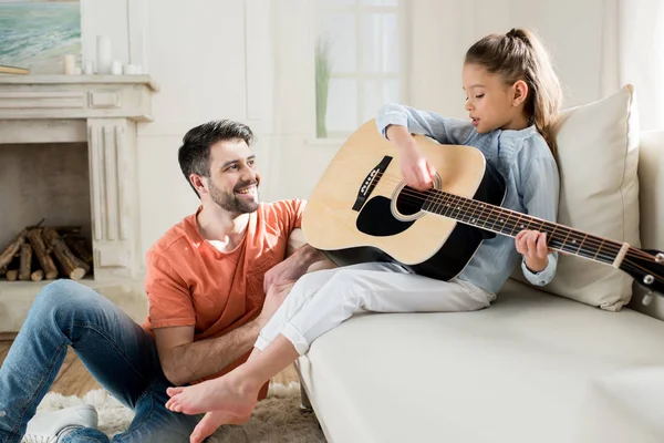 Père et fille jouant de la guitare — Photo de stock