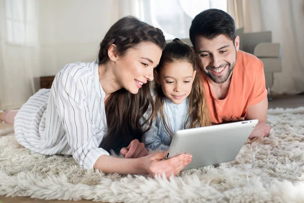 Família usando tablet digital — Fotografia de Stock