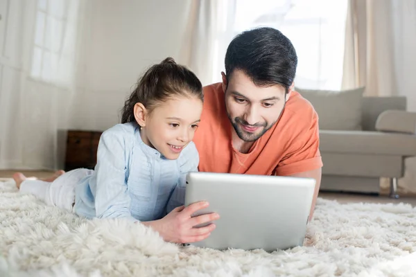 Padre e hija con tableta digital - foto de stock