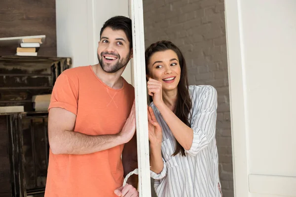 Heureux jeune couple — Photo de stock