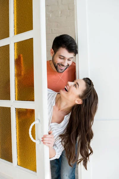 Feliz jovem casal — Fotografia de Stock