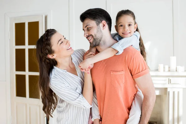 Família feliz em casa — Fotografia de Stock