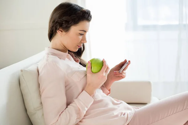 Frau nutzt Smartphone — Stockfoto