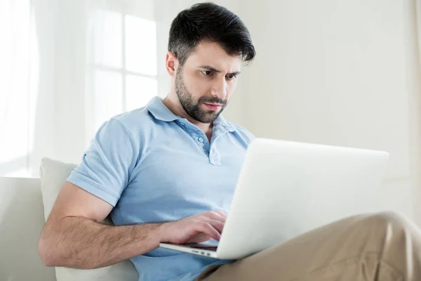 Hombre usando ordenador portátil - foto de stock