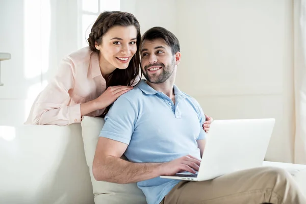 Pareja usando portátil - foto de stock